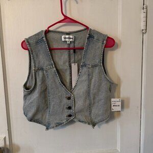 Junior's Vigoss crop sleeveless denim jacket.  Size XL.  NWT.